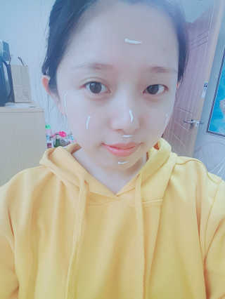 라로슈포제 유비데아 XL 톤업 라이트 크림 — 3.5점을 준 리뷰어가 2018년 4월 올린 사용 사진
