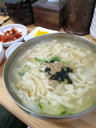 칼국수에끌림 [칼국수에 끌림] 손칼국수+비빔칼국수+왕만두4개 — 4.33점을 준 리뷰어가 2018년 10월 올린 사용 사진