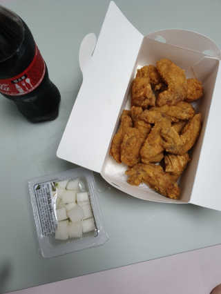 [치킨마루]-  빠사칸윙봉현미 + 콜라 500ml — 3점을 준 리뷰어가 2019년 7월 올린 사용 사진