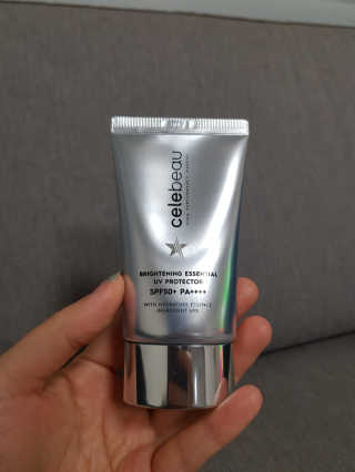 셀레뷰 브라이트닝 에센셜 UV프로텍터 SPF 50+ PA++++ — 5점을 준 리뷰어가 2017년 12월 올린 사용 사진