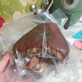 행복먹거리공작소 맥족. 맥주에 빠진 족발 550g + 마늘소스 70g — 5점을 준 리뷰어가 2020년 2월 올린 사용 사진