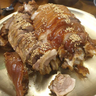 [동네맛집족발] 4개 족발 중 택1 — 4점을 준 리뷰어가 2020년 2월 올린 사용 사진