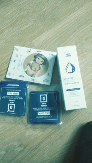 데일리톡스톡스 데일리톡스 듀이 스킨 이펙트 멀티 유즈 컨실러 비비 — 4.33점을 준 리뷰어가 2018년 3월 올린 사용 사진