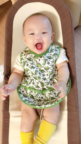 [베이비앤아이] 클린 이유식 방수 턱받이 — 5점을 준 리뷰어가 2019년 7월 올린 사용 사진