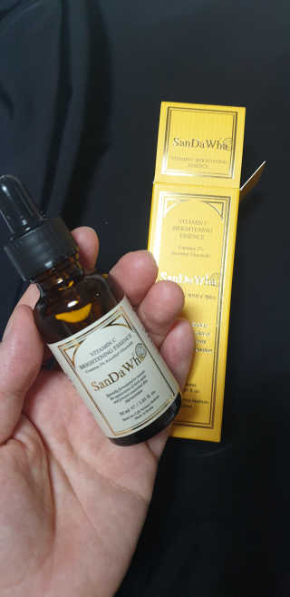 [스킨큐어] 산다화 비타민C 화이트닝 에센스 30ml — 4점을 준 리뷰어가 2019년 7월 올린 사용 사진
