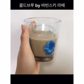 한국야쿠르트 핫브루 콜드브루 BTS 일러스트 — 5점을 준 리뷰어가 2018년 10월 올린 사용 사진