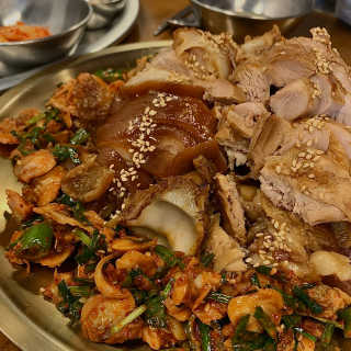 [동네맛집족발] 4개 족발 중 택1 — 5점을 준 리뷰어가 2020년 3월 올린 사용 사진