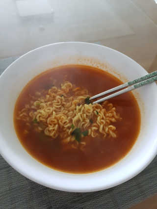 라면 그대로가 제일 맛있는 더엄마라면 — 5점을 준 리뷰어가 2019년 7월 올린 사용 사진