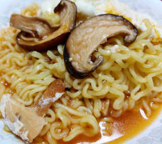 라면 그대로가 제일 맛있는 더엄마라면 — 4.5점을 준 리뷰어가 2019년 7월 올린 사용 사진
