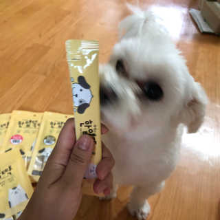 [펫토리아]짜먹는 한입뚝딱 강아지.고양이 마약간식 — 5점을 준 리뷰어가 2019년 7월 올린 사용 사진
