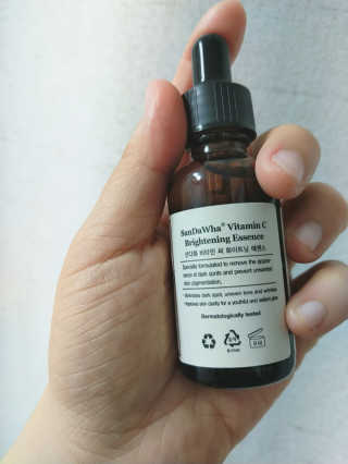 [스킨큐어] 산다화 비타민C 화이트닝 에센스 30ml — 3점을 준 리뷰어가 2019년 6월 올린 사용 사진