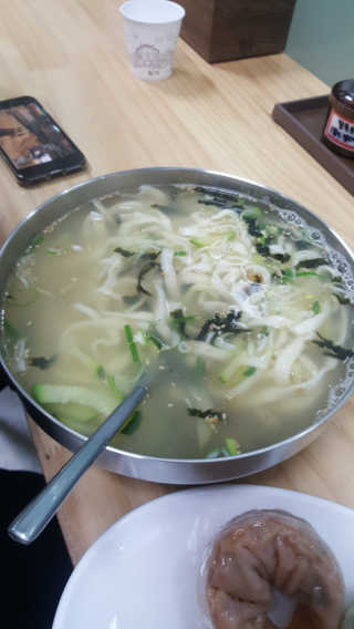 칼국수에끌림 [칼국수에 끌림] 손칼국수+비빔칼국수+왕만두4개 — 5점을 준 리뷰어가 2018년 10월 올린 사용 사진