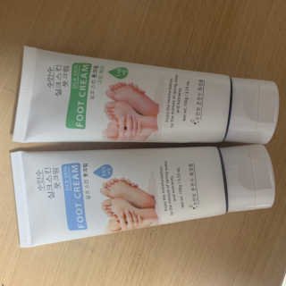 (주)에네스티 에네스티 수안수 실크스킨 풋크림 1+1 — 4점을 준 리뷰어가 2019년 9월 올린 사용 사진