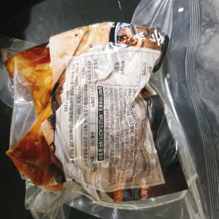 행복먹거리공작소 맥족. 맥주에 빠진 족발 550g + 마늘소스 70g — 5점을 준 리뷰어가 2020년 2월 올린 사용 사진