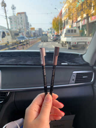 림멜 프로페셔널 아이브로우 펜슬 1+1 — 5점을 준 리뷰어가 2019년 11월 올린 사용 사진