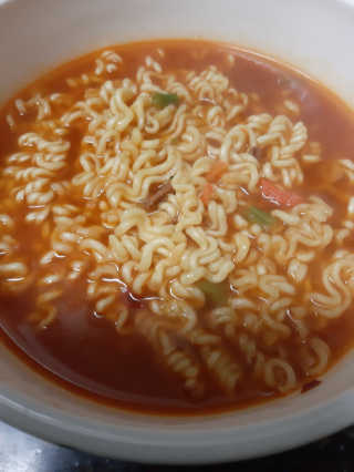 라면 그대로가 제일 맛있는 더엄마라면 — 5점을 준 리뷰어가 2019년 7월 올린 사용 사진