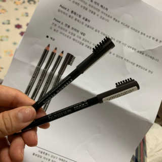 림멜 프로페셔널 아이브로우 펜슬 1+1 — 5점을 준 리뷰어가 2019년 11월 올린 사용 사진