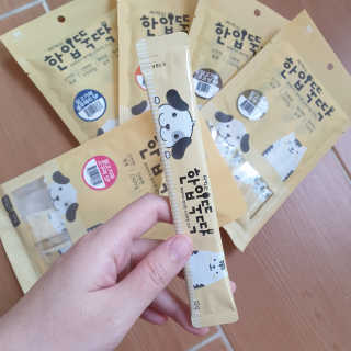 [펫토리아]짜먹는 한입뚝딱 강아지.고양이 마약간식 — 5점을 준 리뷰어가 2019년 8월 올린 사용 사진