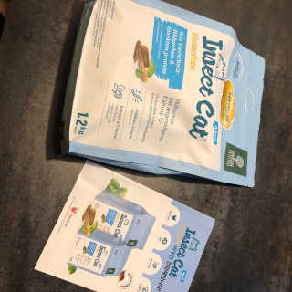 그린펫푸드 인섹트캣 글루텐프리（1.2KG） — 5점을 준 리뷰어가 2019년 8월 올린 사용 사진