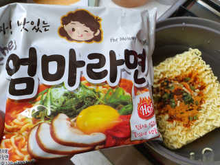 라면 그대로가 제일 맛있는 더엄마라면 — 5점을 준 리뷰어가 2019년 9월 올린 사용 사진