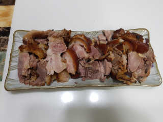 행복먹거리공작소 맥족. 맥주에 빠진 족발 550g + 마늘소스 70g — 5점을 준 리뷰어가 2020년 3월 올린 사용 사진