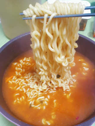 라면 그대로가 제일 맛있는 더엄마라면 — 5점을 준 리뷰어가 2019년 9월 올린 사용 사진