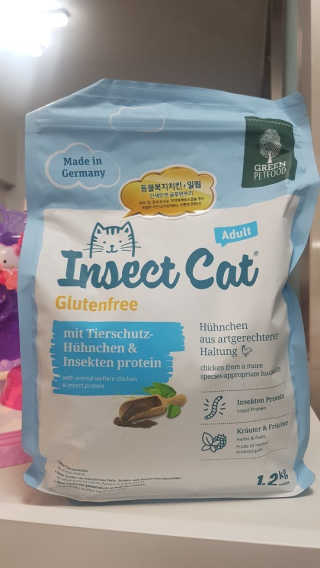 그린펫푸드 인섹트캣 글루텐프리（1.2KG） — 3점을 준 리뷰어가 2019년 8월 올린 사용 사진