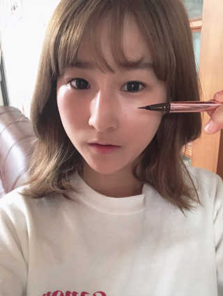 밀키드레스 바비메이크 펜 아이라이너 — 4.5점을 준 리뷰어가 2018년 7월 올린 사용 사진