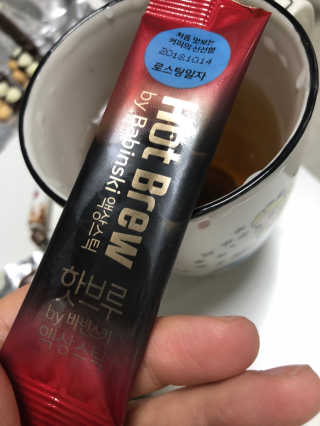 한국야쿠르트 콜드브루, 핫브루 BTS 일러스트 — 5점을 준 리뷰어가 2018년 11월 올린 사용 사진
