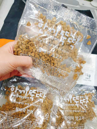 펫토리아 한끼뚝딱 클래식 국산 건식사료 — 5점을 준 리뷰어가 2019년 7월 올린 사용 사진