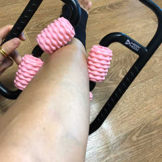 뭅뭅 바디핏레그롤러 종아리 허벅지 하체 마사지기 — 4.5점을 준 리뷰어가 2019년 10월 올린 사용 사진
