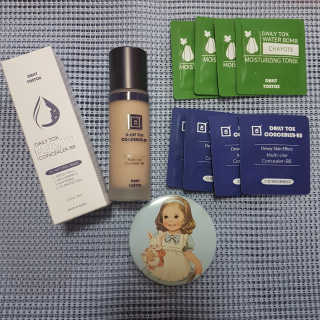 데일리톡스톡스 데일리톡스 듀이 스킨 이펙트 멀티 유즈 컨실러 비비 — 4.67점을 준 리뷰어가 2018년 4월 올린 사용 사진