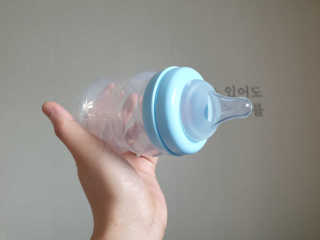 유비맘 신생아젖병 120ml 트리플팩_ 젖꼭지 포함 — 5점을 준 리뷰어가 2020년 2월 올린 사용 사진