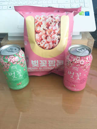 GS25 벚꽃 팝콘 + 벚꽃스파클링 + 벚꽃 청포도 에이드 — 2.5점을 준 리뷰어가 2018년 3월 올린 사용 사진