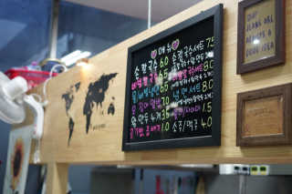 칼국수에끌림 [칼국수에 끌림] 손칼국수+비빔칼국수+왕만두4개 — 5점을 준 리뷰어가 2018년 9월 올린 사용 사진