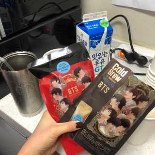 한국야쿠르트 콜드브루, 핫브루 액상스틱 BTS 일러스트 — 5점을 준 리뷰어가 2018년 11월 올린 사용 사진