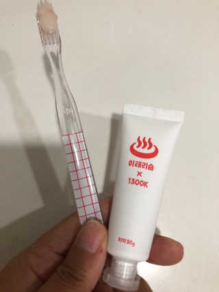 이태리숍 덴탈케어_치약 칫솔 — 5점을 준 리뷰어가 2018년 5월 올린 사용 사진