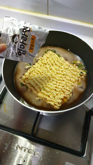 라면 그대로가 제일 맛있는 더엄마라면 — 5점을 준 리뷰어가 2019년 9월 올린 사용 사진