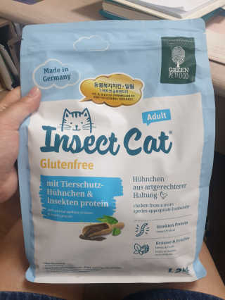 그린펫푸드 인섹트캣 글루텐프리（1.2KG） — 5점을 준 리뷰어가 2019년 7월 올린 사용 사진