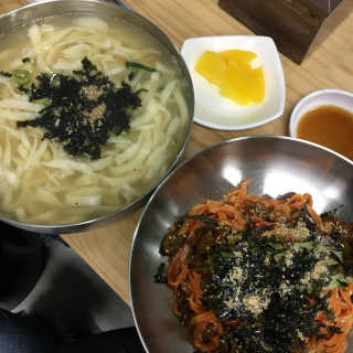 칼국수에끌림 [칼국수에 끌림] 손칼국수+비빔칼국수+왕만두4개 — 5점을 준 리뷰어가 2018년 10월 올린 사용 사진