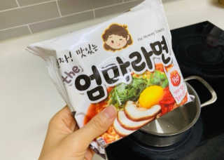 라면 그대로가 제일 맛있는 더엄마라면 — 5점을 준 리뷰어가 2019년 7월 올린 사용 사진