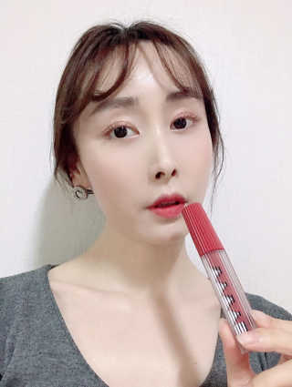 비비드스튜디오 립 플래쉬 매트 NO.27 올 댓 브릭 — 4.5점을 준 리뷰어가 2020년 3월 올린 사용 사진