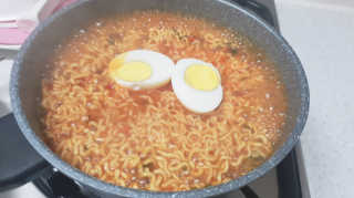 라면 그대로가 제일 맛있는 더엄마라면 — 5점을 준 리뷰어가 2019년 6월 올린 사용 사진