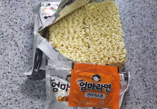 라면 그대로가 제일 맛있는 더엄마라면 — 5점을 준 리뷰어가 2019년 6월 올린 사용 사진