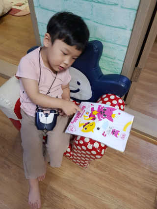[베이비앤아이] 핑크퐁 아기상어 유아 민소매 상하복 — 5점을 준 리뷰어가 2019년 6월 올린 사용 사진