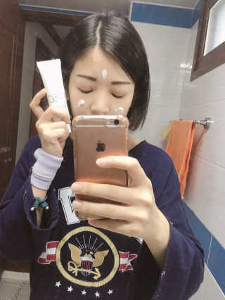 코스메티 블랙티 톤업  화이트 선크림 — 3.83점을 준 리뷰어가 2018년 4월 올린 사용 사진