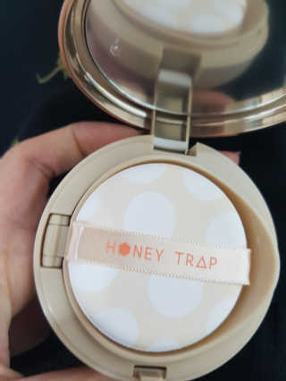 Honey Trap 톤 업 파운데이션 쿠션(W22.5,C17.5) — 5점을 준 리뷰어가 2017년 11월 올린 사용 사진