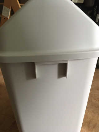 창신리빙 프랑코 퍼블릭 스윙 휴지통 10L, 25L, 35L — 5점을 준 리뷰어가 2019년 8월 올린 사용 사진