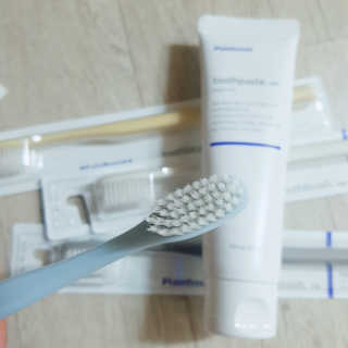 플레인하우스 토탈케어 치약 2개+쿼드클린 칫솔 4개 — 5점을 준 리뷰어가 2018년 7월 올린 사용 사진