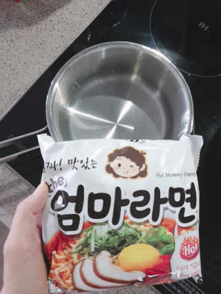 라면 그대로가 제일 맛있는 더엄마라면 — 5점을 준 리뷰어가 2019년 7월 올린 사용 사진